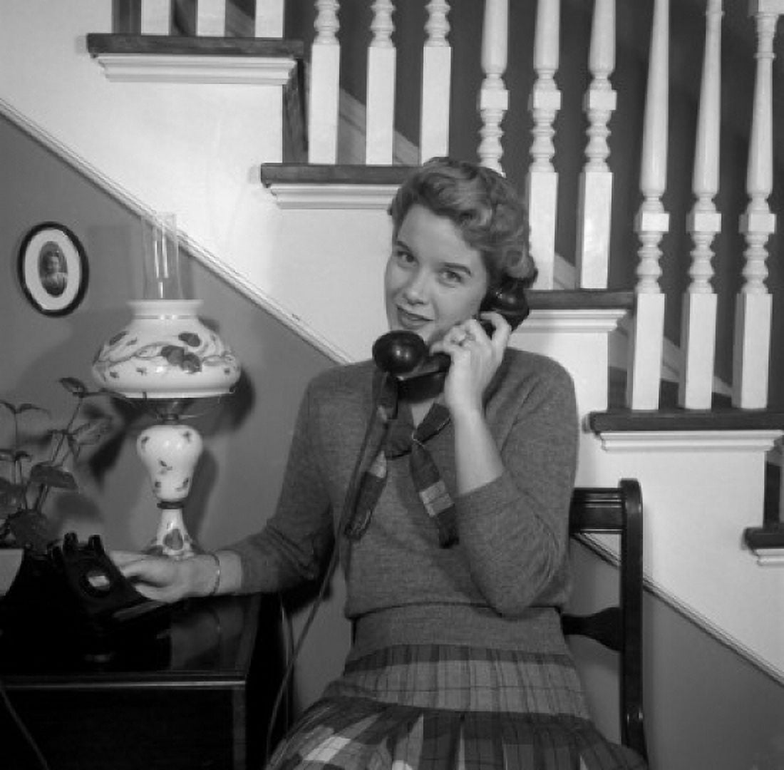 Woman on the phone Canvas Art - (24 x 36)