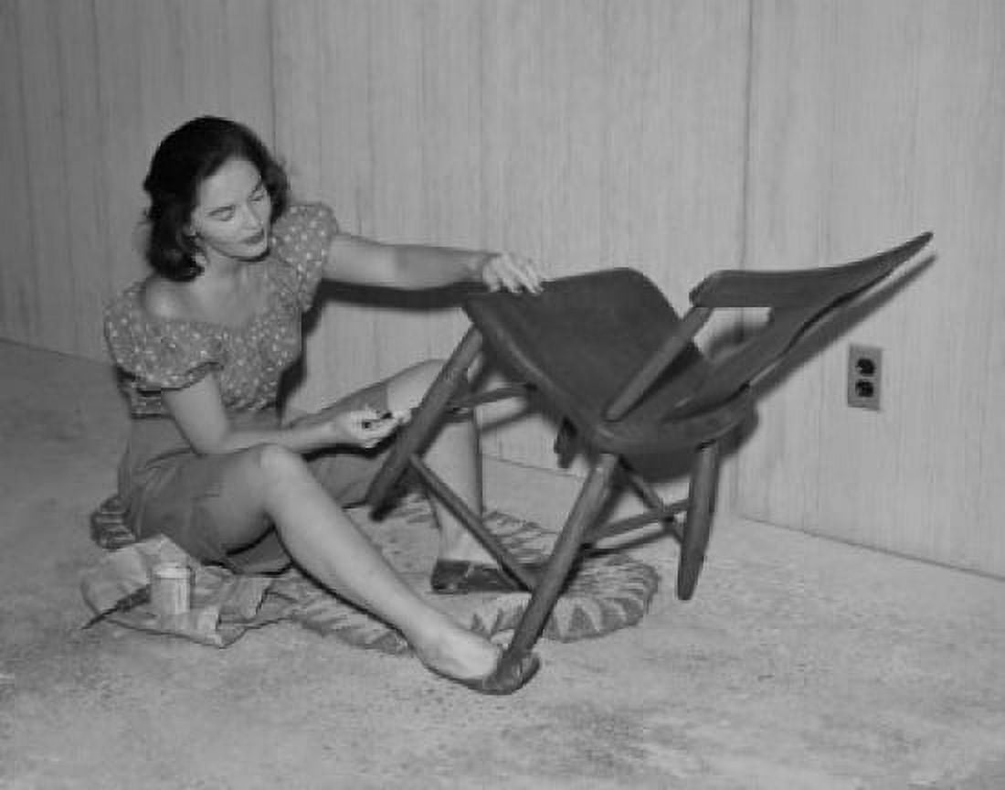Woman painting chair Canvas Art - (18 x 24)