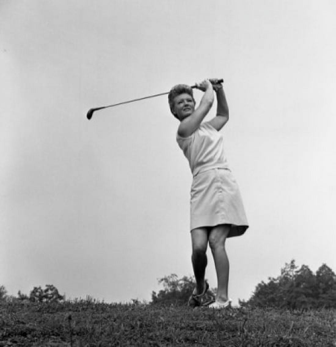 Woman plying golf Canvas Art - (24 x 36)