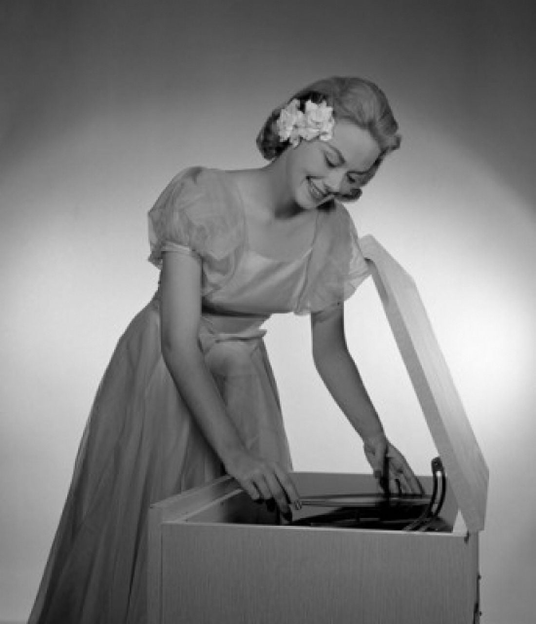 Woman putting record in gramophone Canvas Art - (18 x 24)