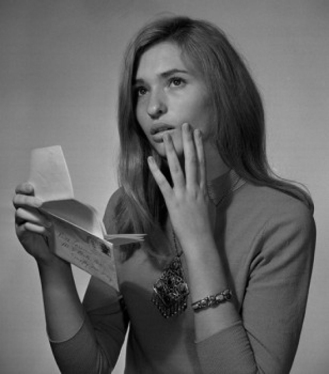 Woman reading letter Canvas Art - (18 x 24)