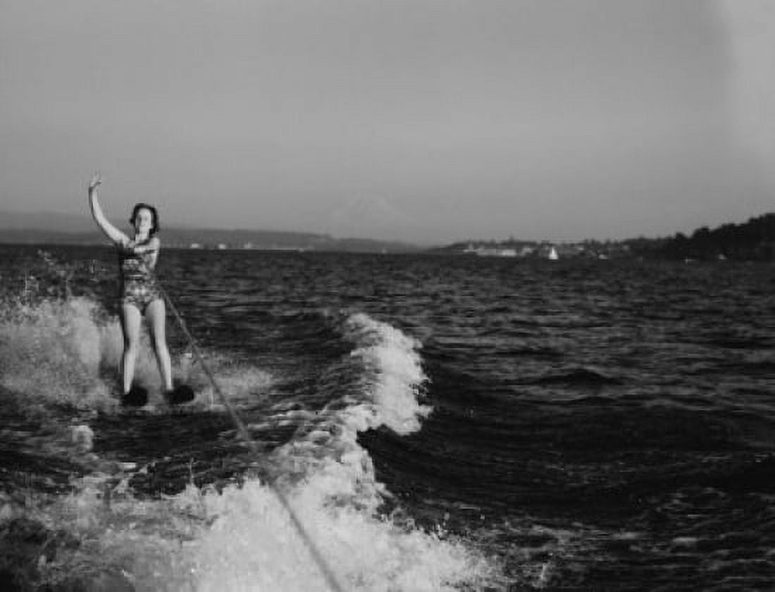 Woman waterskiing Canvas Art - (18 x 24)