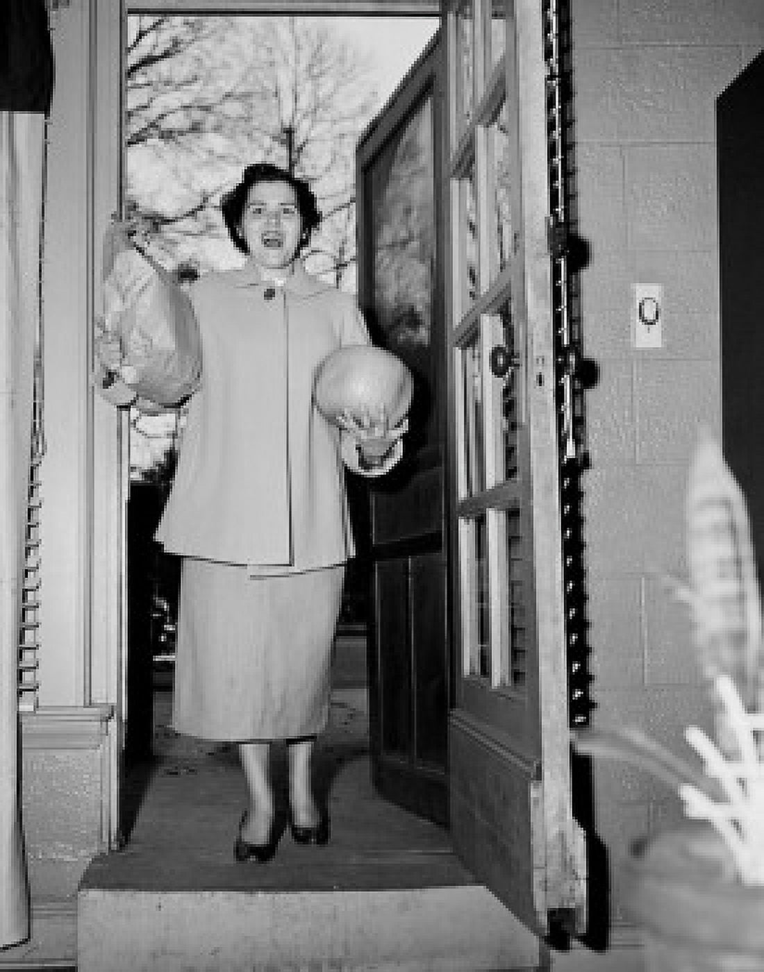 Woman with shopping in doorway Canvas Art - (18 x 24)