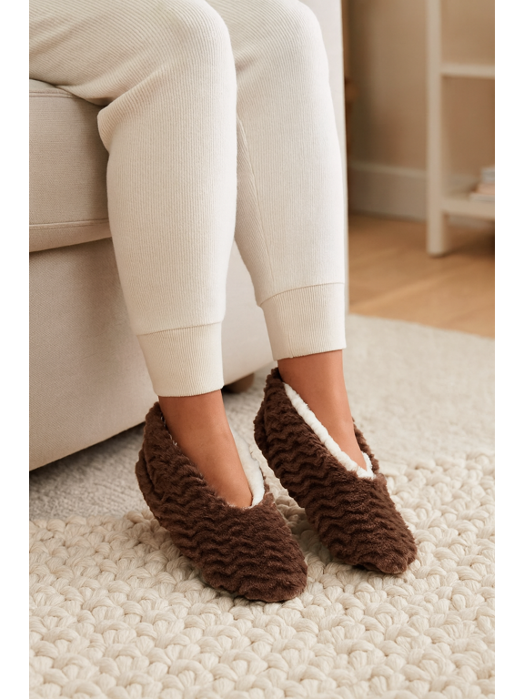 Women's Cozy Brown Faux-Fur Slipper Socks Size M (8-10) Soft Shearling Lining, Gripper Bottoms, Indoor Comfort Lounge Wear