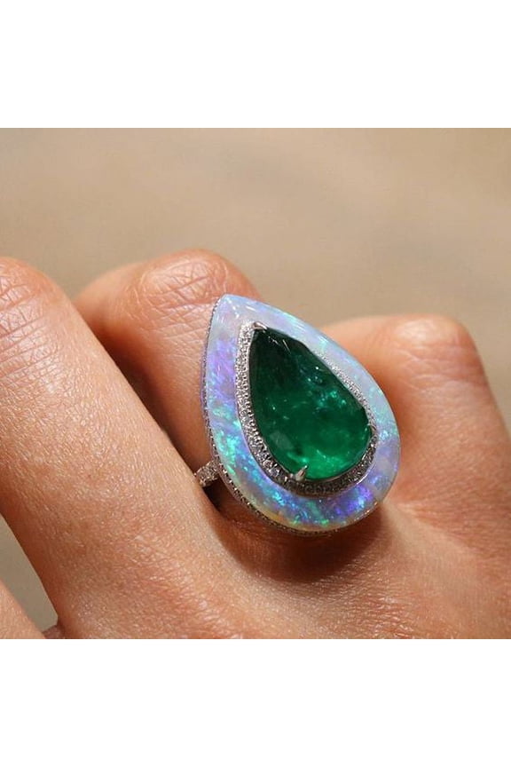 Women's Green Water Drop Diamond Three-Claw Ring