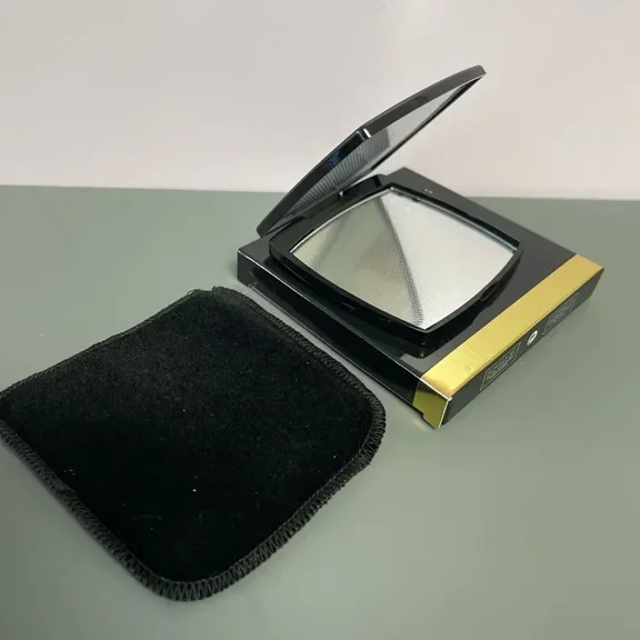 Women's Travel Makeup Mirror, Foldable Double-Sided Compact Square Mirror, Portable Beauty Accessory