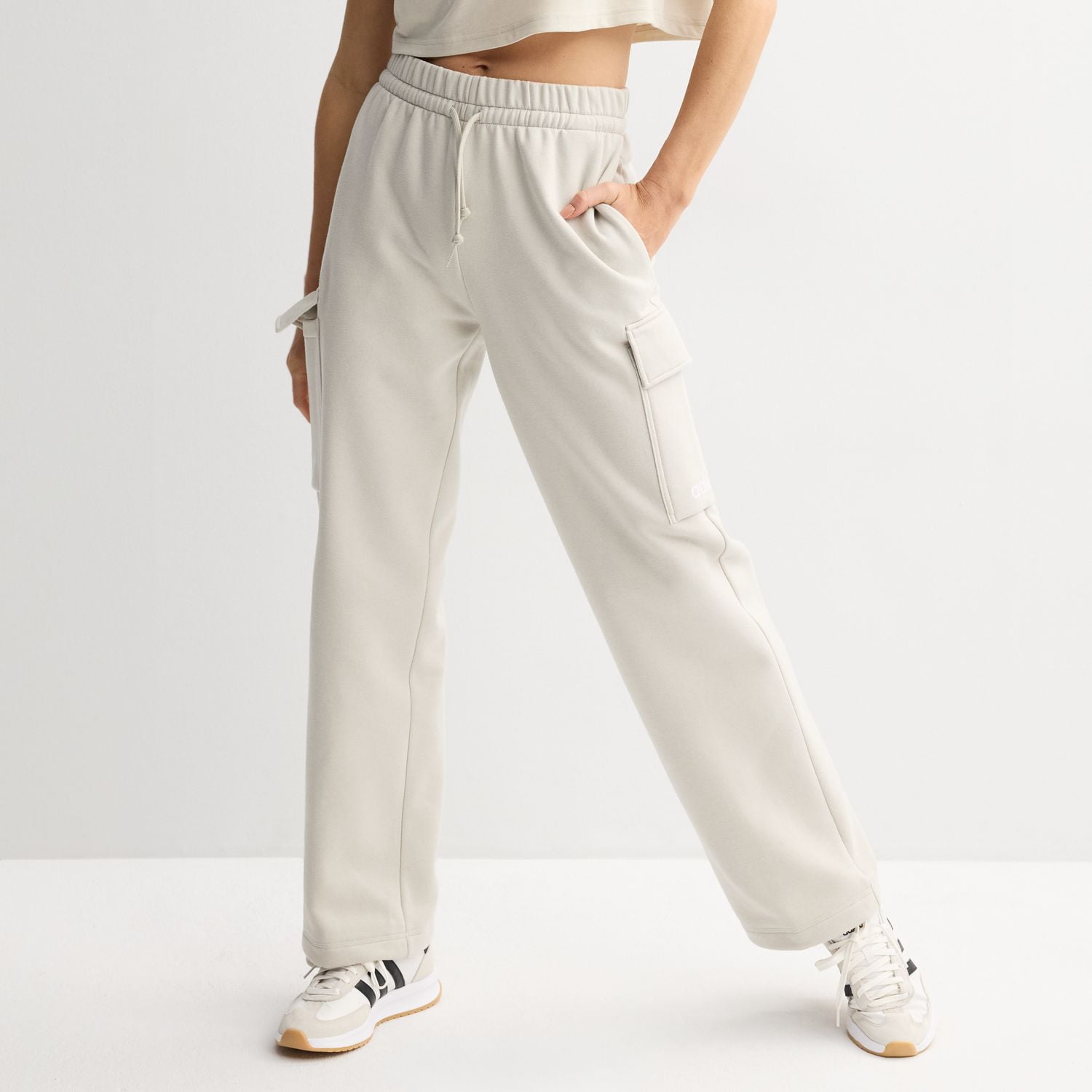 アディダス☆Essentials Linear Fleece Cargo Pants☆選べる2色 Women's adidas Essentials Linear Fleece Cargo Pants Color