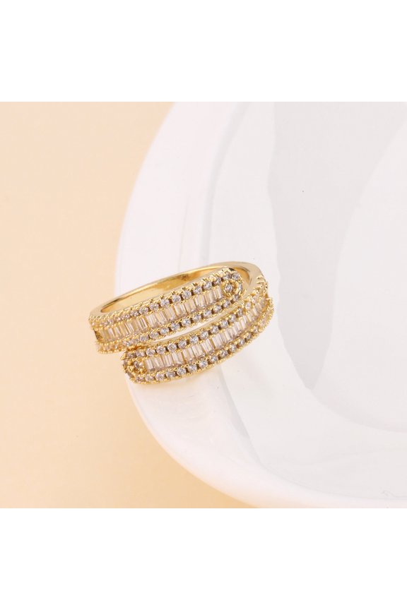 Womens Copper Ring Zircon Inlaid Eye Catching Electroplated Metal Jewelry Elegant Durable Fashion Ring For Everyday Wear