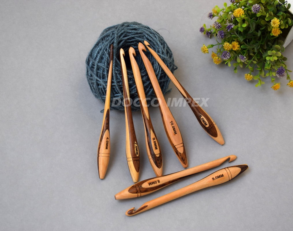 Wooden Crochet Hooks, Ergonomic Soft Grip, Rosewood and Maplewood Crochet Set of 7-4 mm to 10 mm, for Crocheting Yarn & Knitting