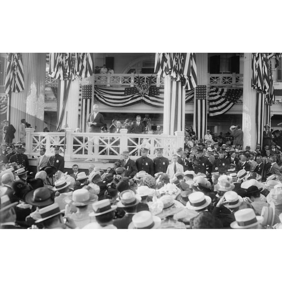 Woodrow Wilson Receives Notification Of His Nomination As The Democratic Party'S Presidential Candidate For