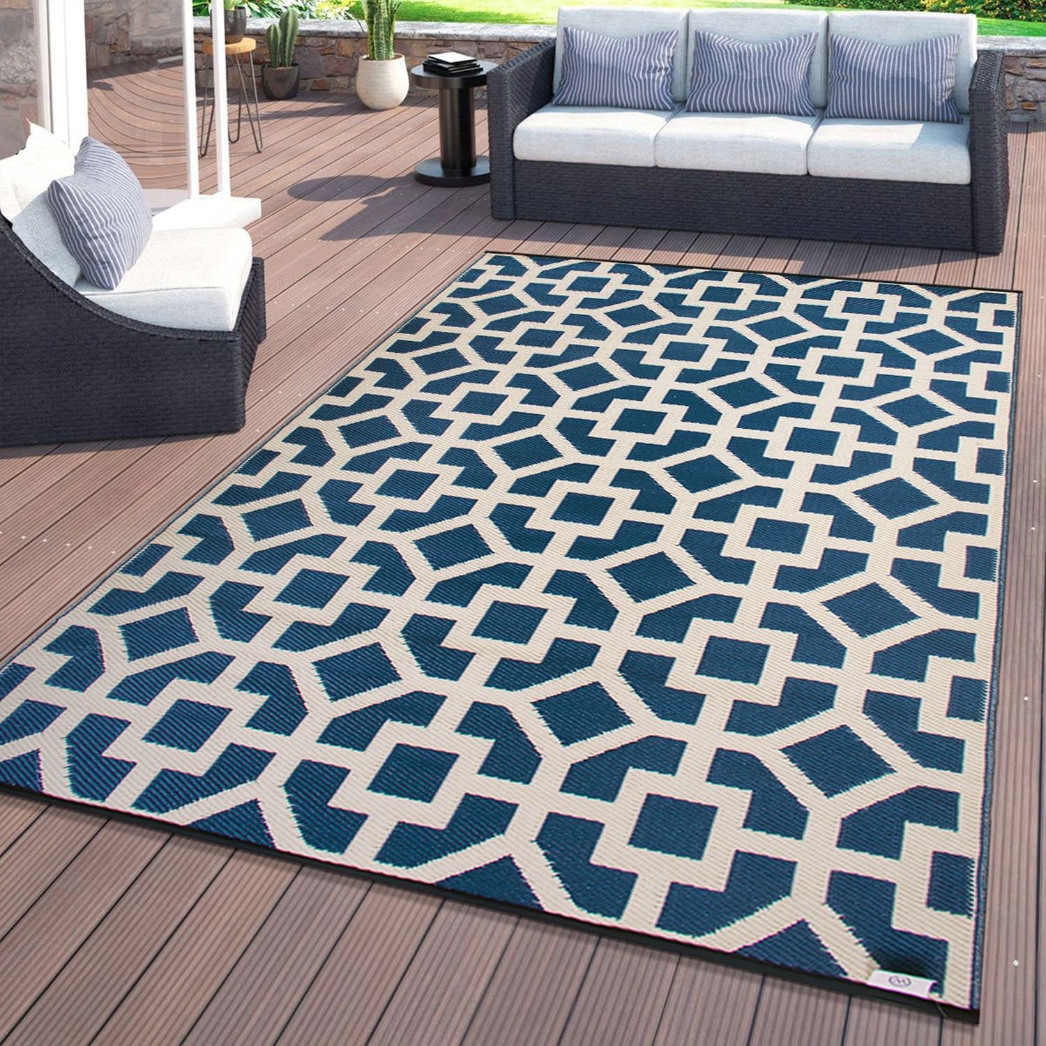 Blue and White Geometric Reversible Synthetic 5' x 7' Rug