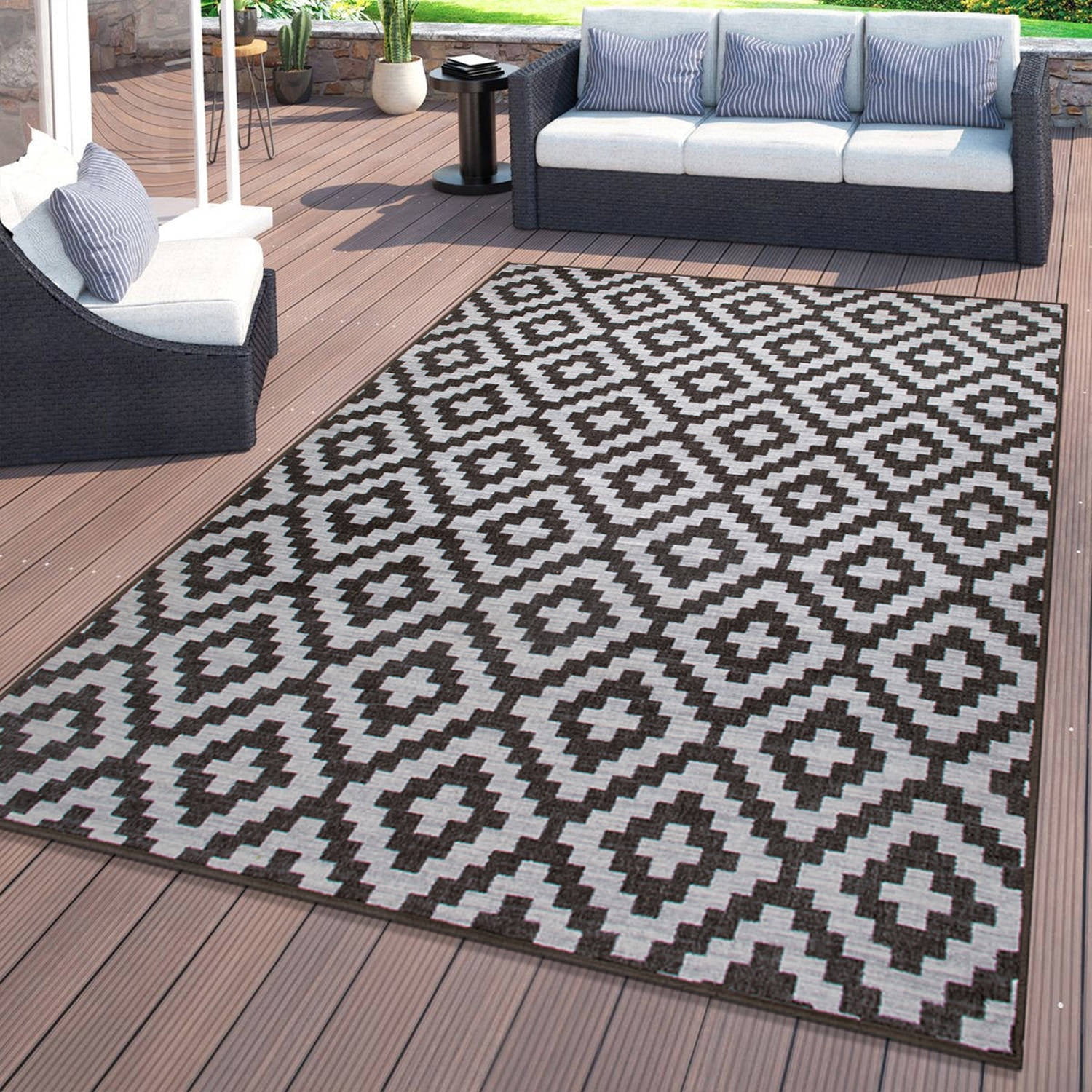 Modern Gray Geometric 5' x 7' Synthetic Indoor/Outdoor Rug