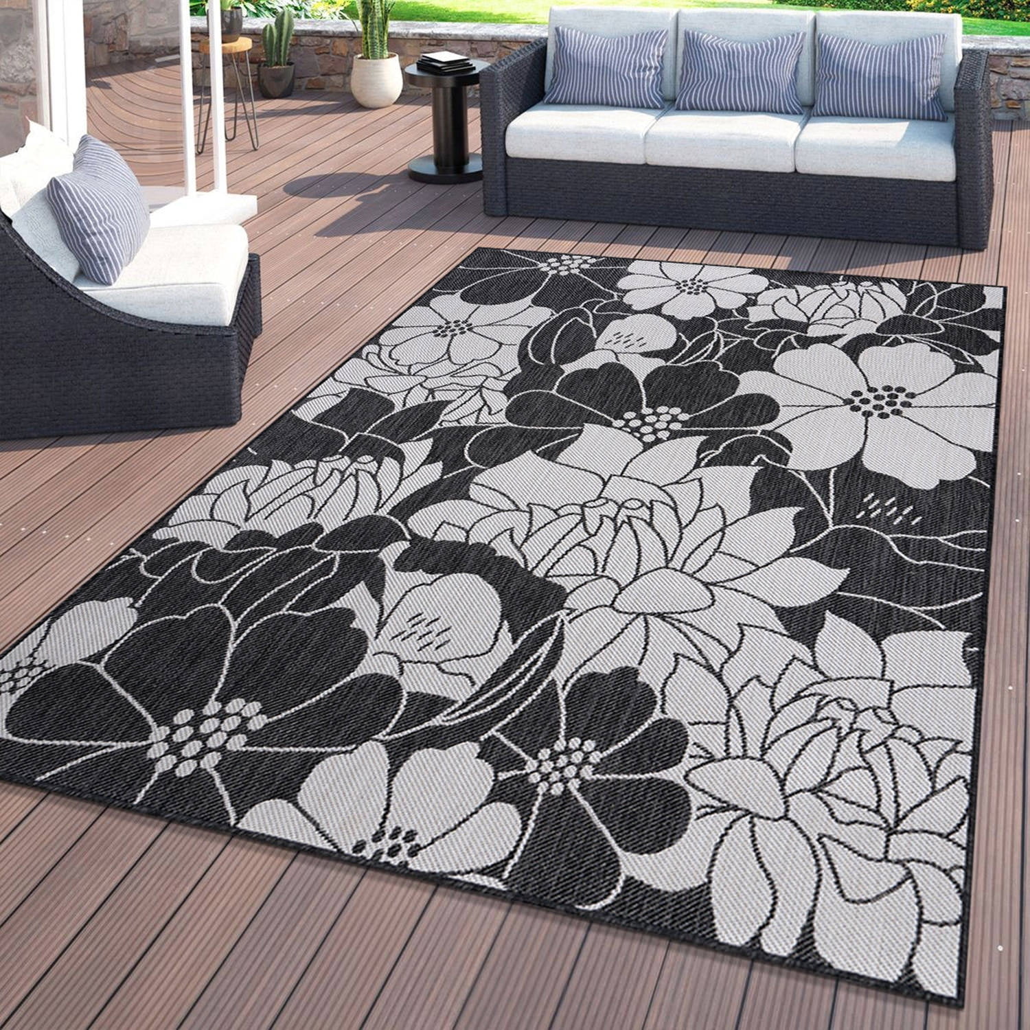 Black and White Floral Synthetic 5' x 7' Flatwoven Area Rug