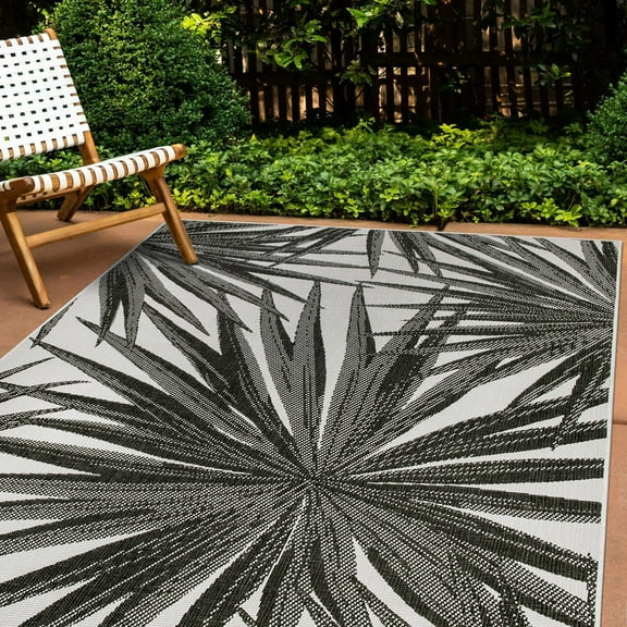 World Rug Gallery Tropical Leaves Nature Inspired Reversible Indoor/Outdoor Area Rug - Black 7'10"x10'
