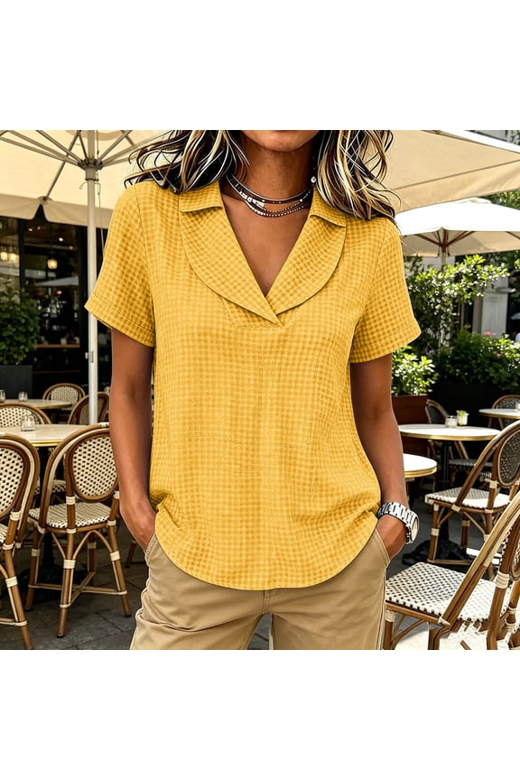 Women's Gingham Check Short Sleeve Blouse with Lapel Collar and Curved Hem, Relaxed Fit Lightweight Summer Top for Casual Vacation and Weekend Getaways