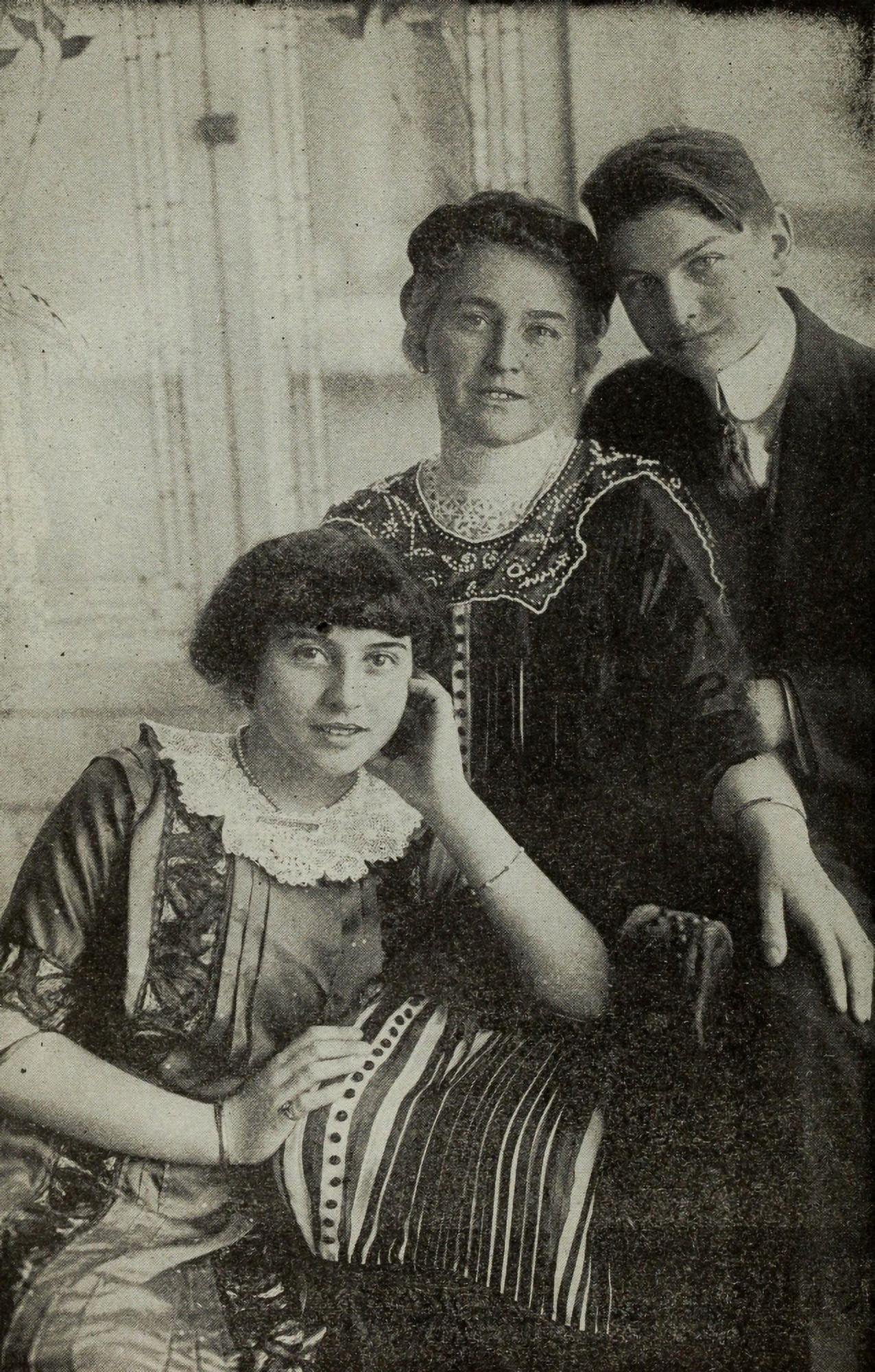 Wreck & Sinking of the Titanic 1912 Mrs Hippach & daughter Jean Canvas Art - Wm Koehne (24 x 36)