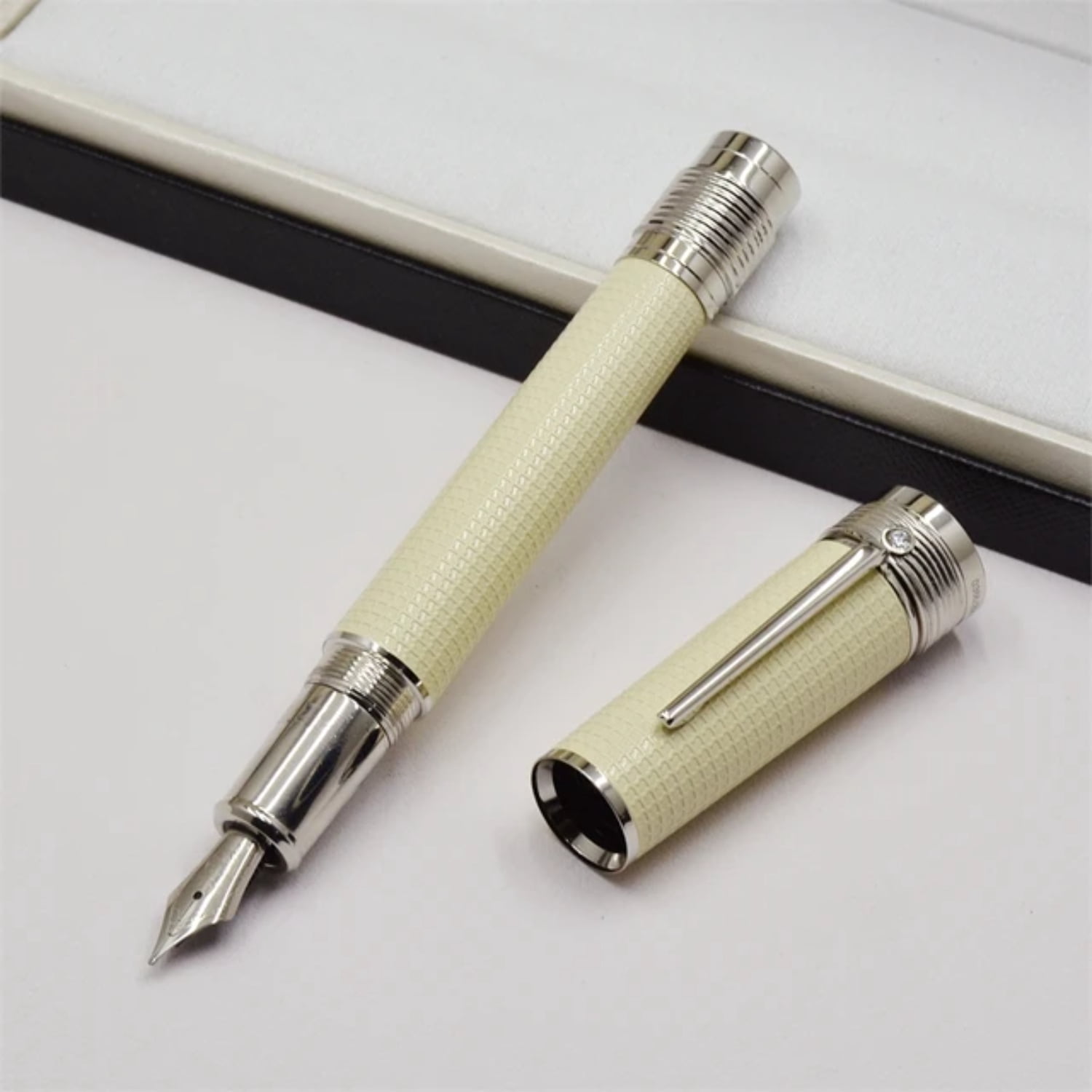 Exquisite Rollerball-Kugelschreiber – Metall, Geprägt, Silber – Elegantes Schreibgerät