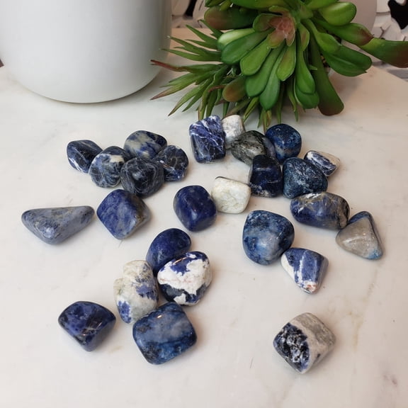 XIBUFE 1 Pc Sodalite Tumbled Stone 0.5-1 Inch Royal Blue Chakra Healing Stone for Communication and Self-Expression