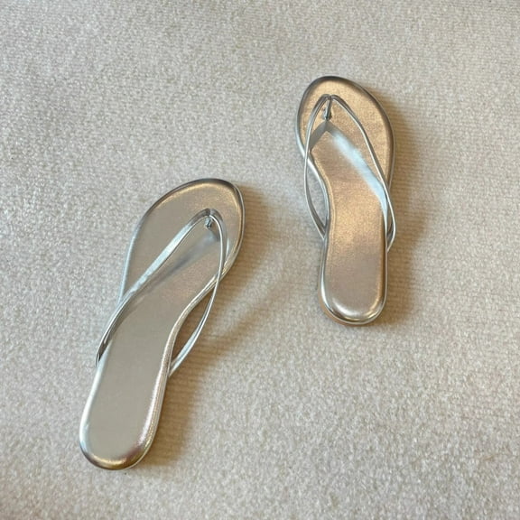 XIMIN Flip Flops for Women Sandals Leather Ultra Lightweight Slippers Beach Summer Casual Comfortable PU Strap Shower Flat Sandals (35, Silver)