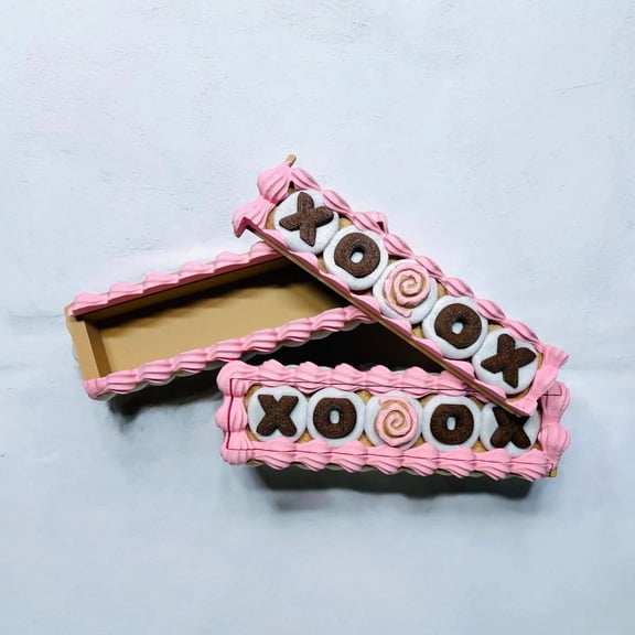 XOXO Cinnabun Cake Storage Container
