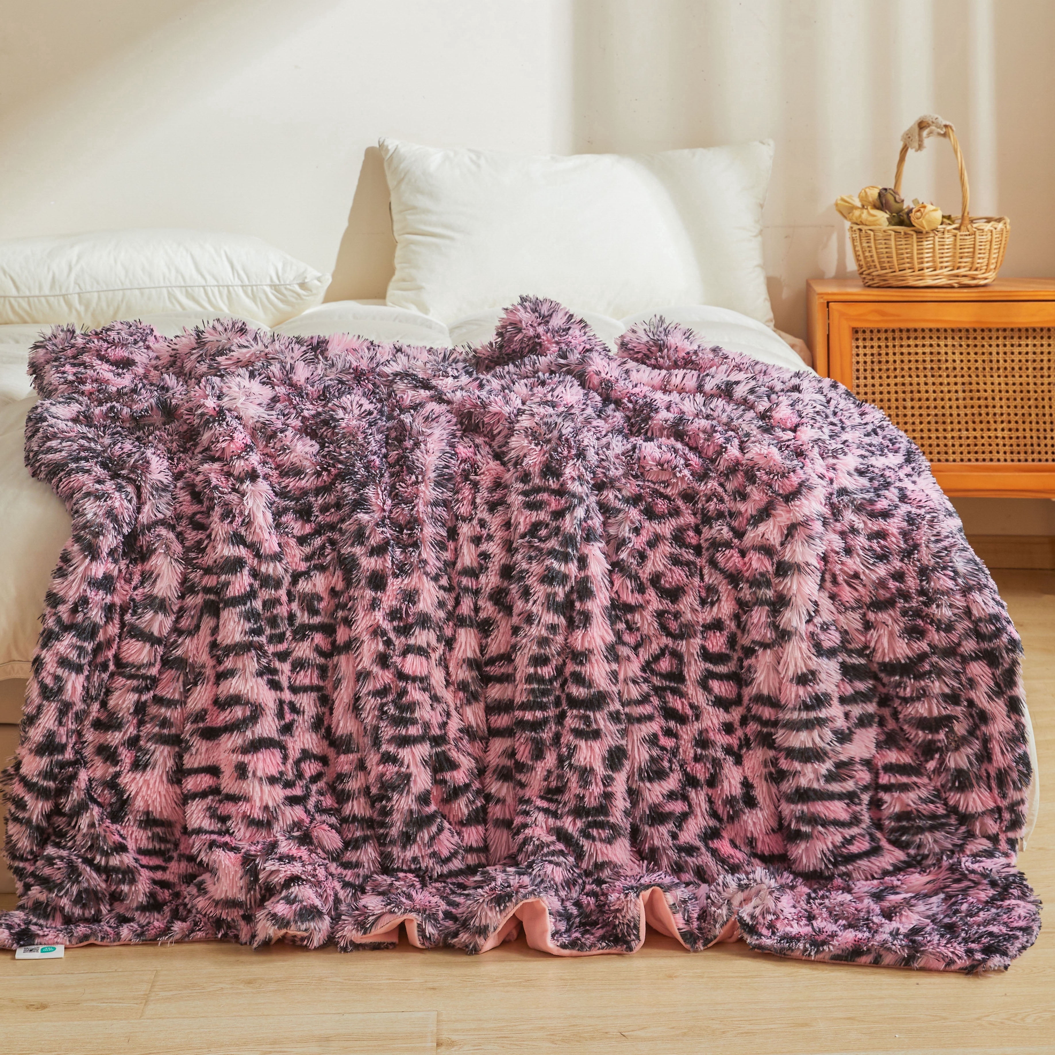 XeGe Faux Fur Leopard Print Blanket, Soft Cheetah Print Fluffy Bed Blanket, Shaggy Plush Decorative Couch Throw, Cute Animal Print Fuzzy Throw for Sofa Bed Couch, Black and Pink, 60x80