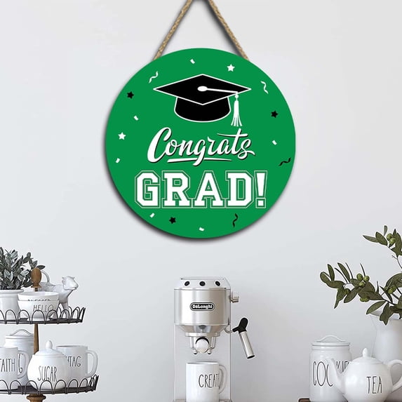Xecvkr Wooden Graduation Door Plaque Hanging Circular Sign Congratulations Decor Class Season Party Hanging Entryway Wall Graduation Event 1Piece Green