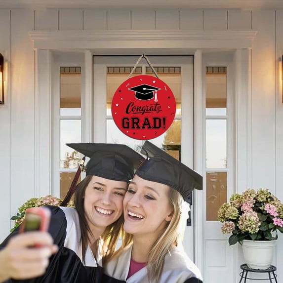 Xecvkr Wooden Graduation Door Plaque Hanging Circular Sign Congratulations Decor Class Season Party Hanging Entryway Wall Graduation Event 1Piece Red