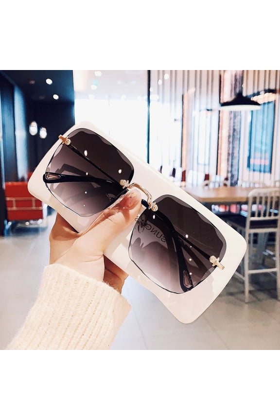 Square Sunglasses For Women In INS With A Large Face That Appears Thin And Popular On The Internet. The Same Vintage Sunglasses Have No Borders And Are UV Resistant