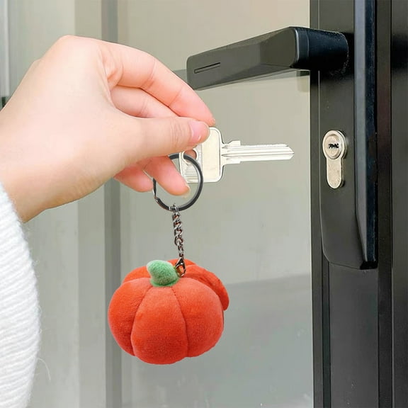 YIMWNYI Halloween Mini Pumpkin Keychain, Plush Velvet Bag Charm, Cute Key Ring for Halloween Party, Versatile Pumpkin Ornament, Portable Halloween Decor Gift