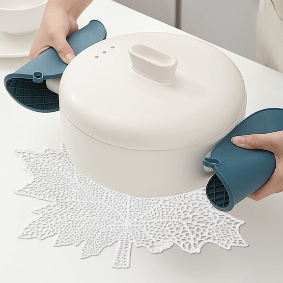 YIMWNYI Hollow PVC Maple Leaf Placemat, Oil Proof Insulation Pad for Dining, Decorative Table Accessory, Easy to Clean and Maintain, Versatile Tabletop Protection