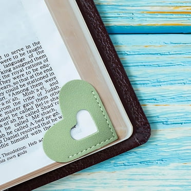 YIMWNYI Personalized Leather Heart Bookmark, Handmade Corner Page Holder with Velvet Bag, Retro Style Book Marker for Readers, Students, Teachers - Perfect Book Lover Gift, Durable & Decorative