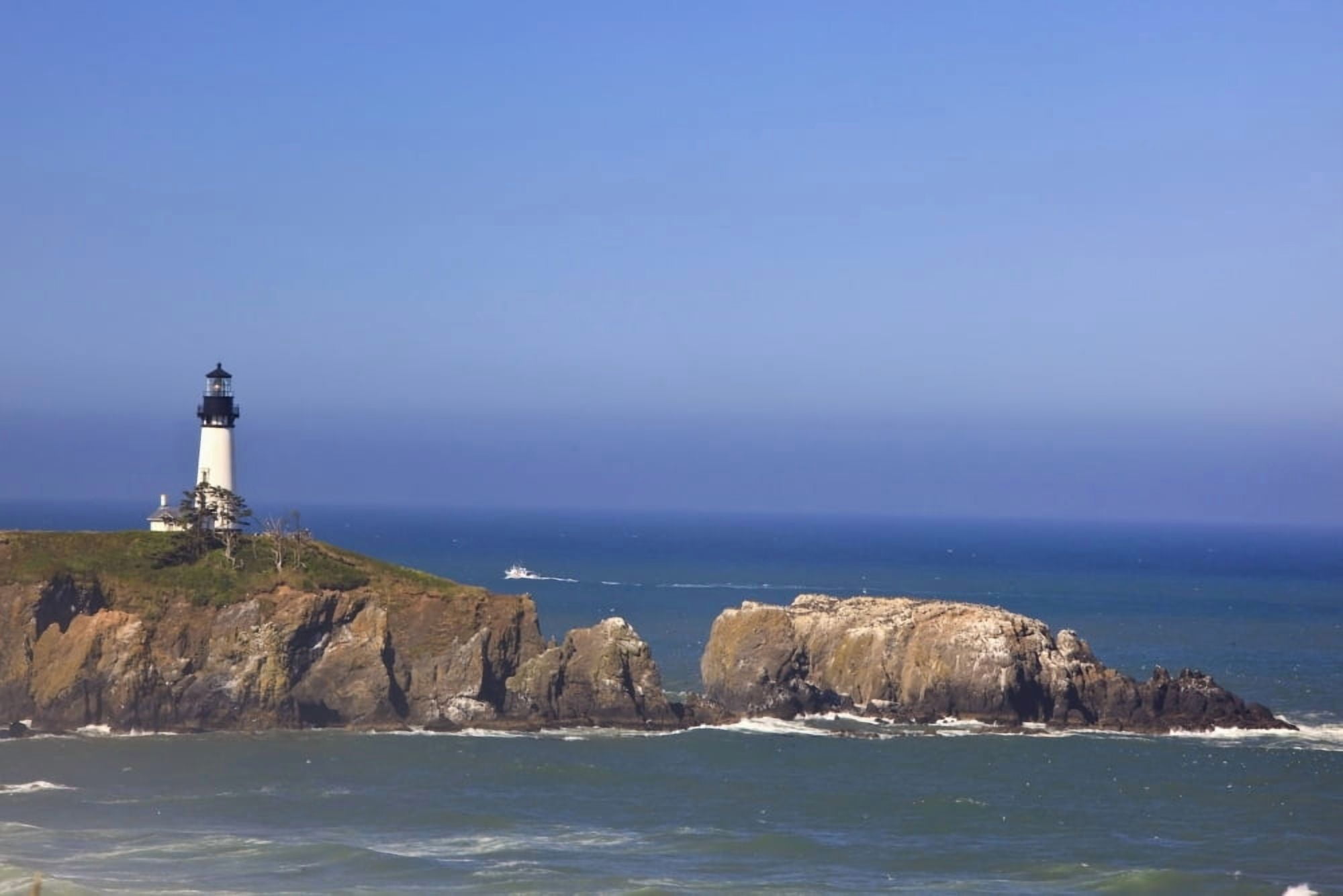 Yaquina Head Lighthouse On The Coast Oregon Usa Canvas Art - Craig Tuttle  Design Pics (38 x 24)