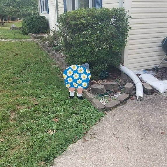 Yard Sign Garden Yard Sign Old Lady Bending Down Art with Stake Acrylic Decoration for Summer Outdoor Humorous Patio Decor Size 16x10" Garden Decor