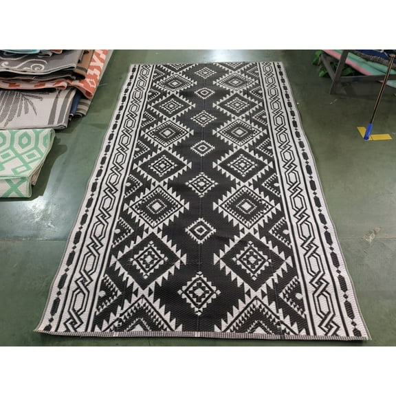 Yesfashion Carpets Area Rugs Washable Outdoor Rugs Reversible Mats Modern Chervon Plastic Straw Rug for Patio Waterproof Camping Rug Black and White 8*10ft