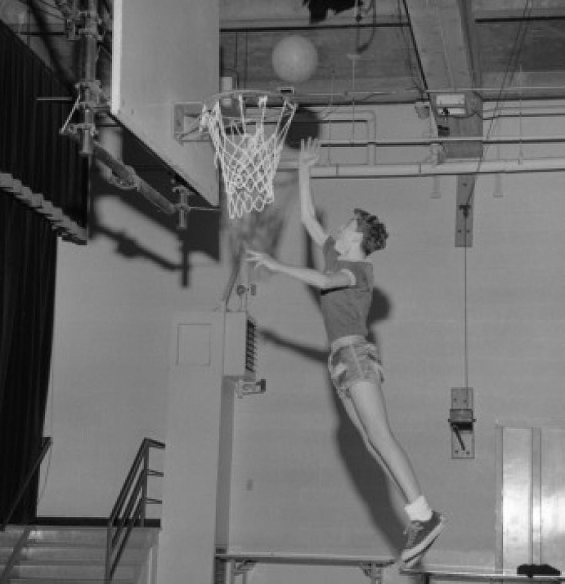 Young man playing basketball Canvas Art -  (18 x 24)