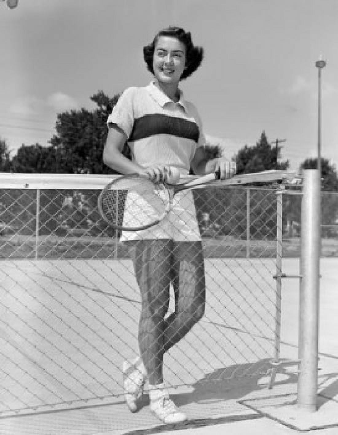 Young woman in tennis court Canvas Art - (18 x 24)