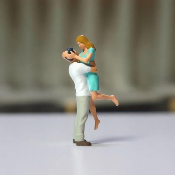 Zeiwohndc 1/64 Miniature Romance Couple Hug Resin Figurine Hugging for Home Decors