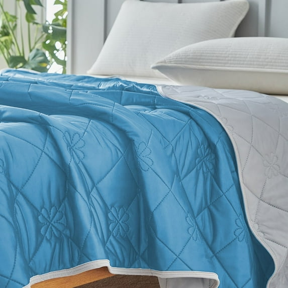 Zhourta Air Conditioning Quilt 39×59Inch Lightweight Soft Quick Drying Affordable Price Summer Cooling Blankets for Hot Sleepers