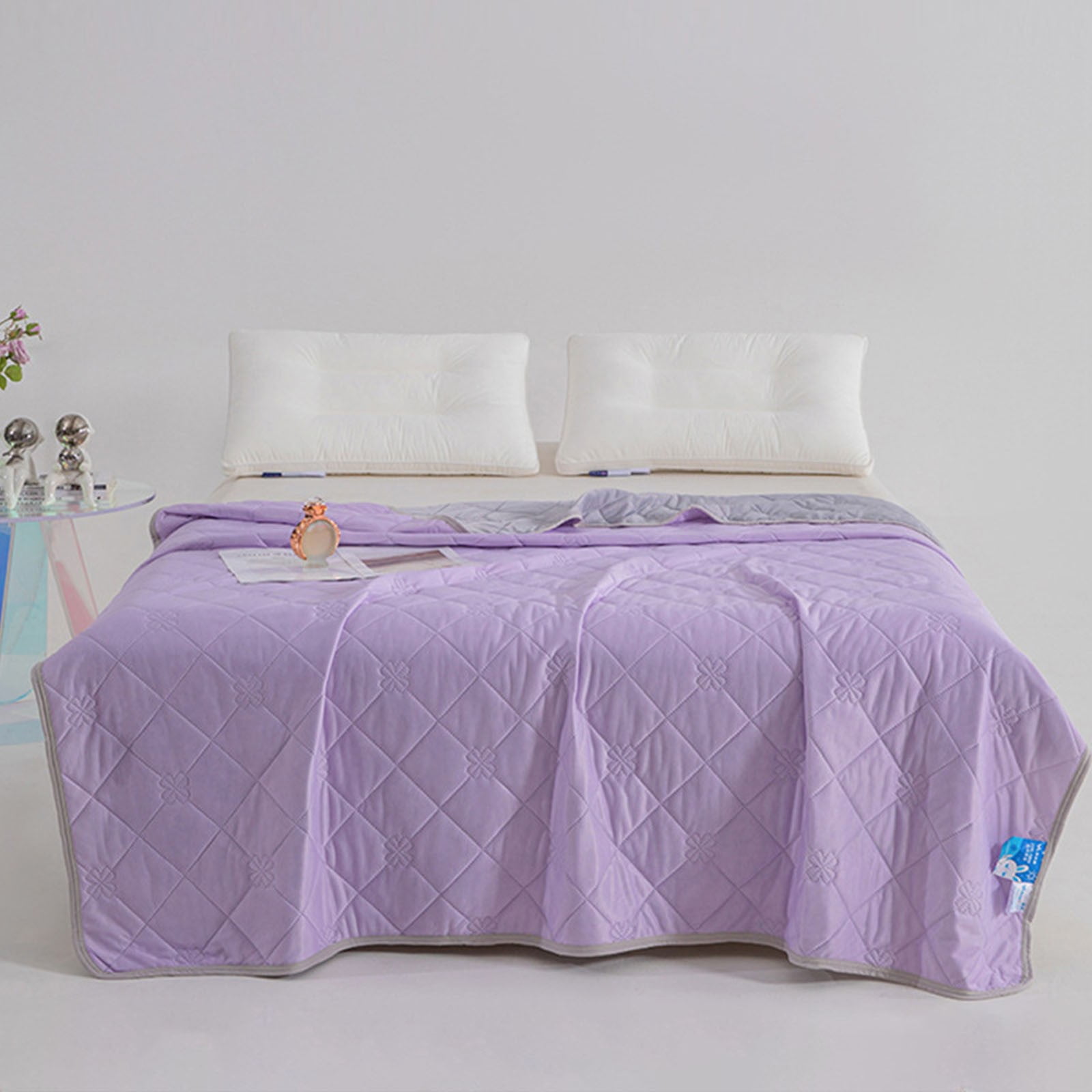 View of Zhourta Summer Quilt 39.3×59Inch Twin Lightweight Soft Quick Drying ...