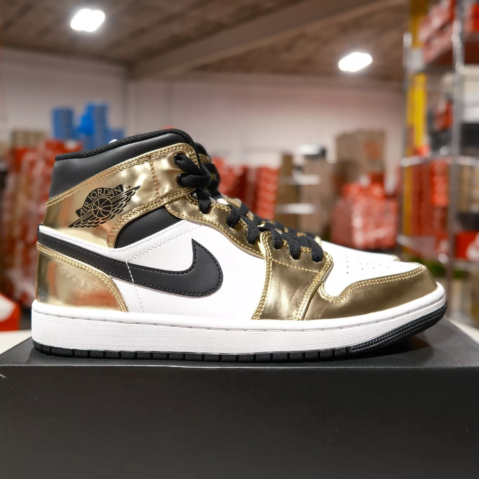 aj 1 mid metallic gold