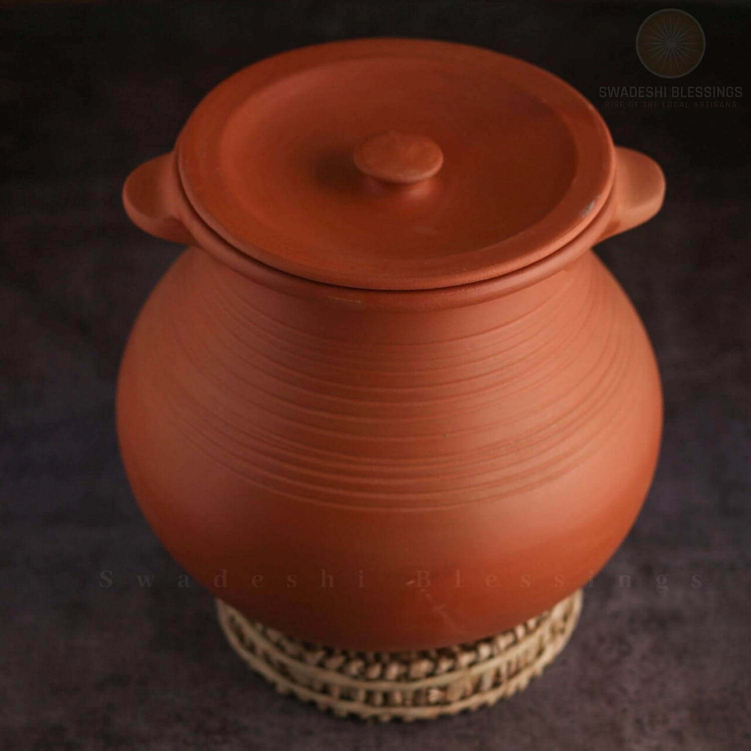 The earthenware jars are made of natural clay and fired through traditional techniques. Under its simple appearance lies the cooking wisdom accumulated over the years. It can evenly lock in heat, all