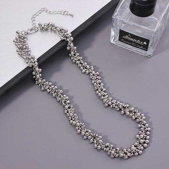 This exquisite small ball necklace features a cool, elegant clavicle necklace, a stylish piece that complements any outfit and is perfect for everyday wear.