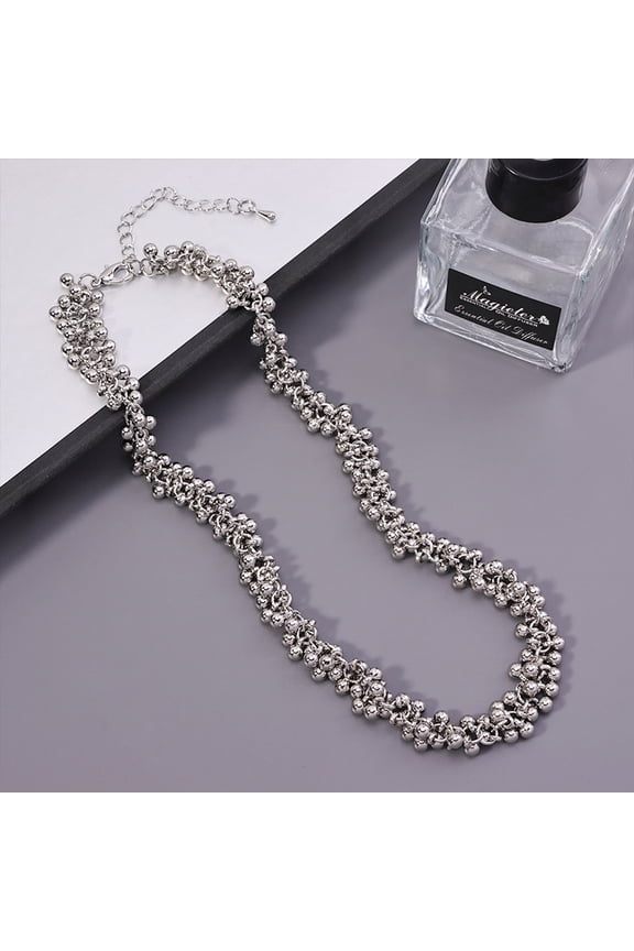 This exquisite small ball necklace features a cool, elegant clavicle necklace, a stylish piece that complements any outfit and is perfect for everyday wear.