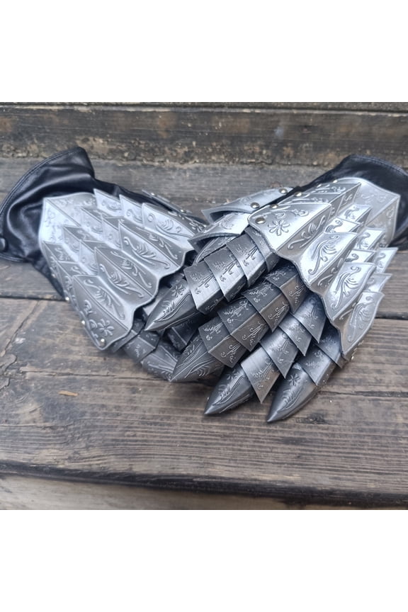 These handcrafted, dragon-shaped silver gloves are made using 3D printing technology and are suitable for parties, photography, dance performances, anime conventions, and other occasions.