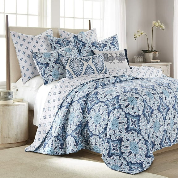 homThreads - Esella Quilt Set - King Quilt (106x92in.) + Two King Pillow Shams (36x20in. ) - Scroll Medallion - Navy, Light Blue, White - Reversible - Cotton Front/Poly Reverse