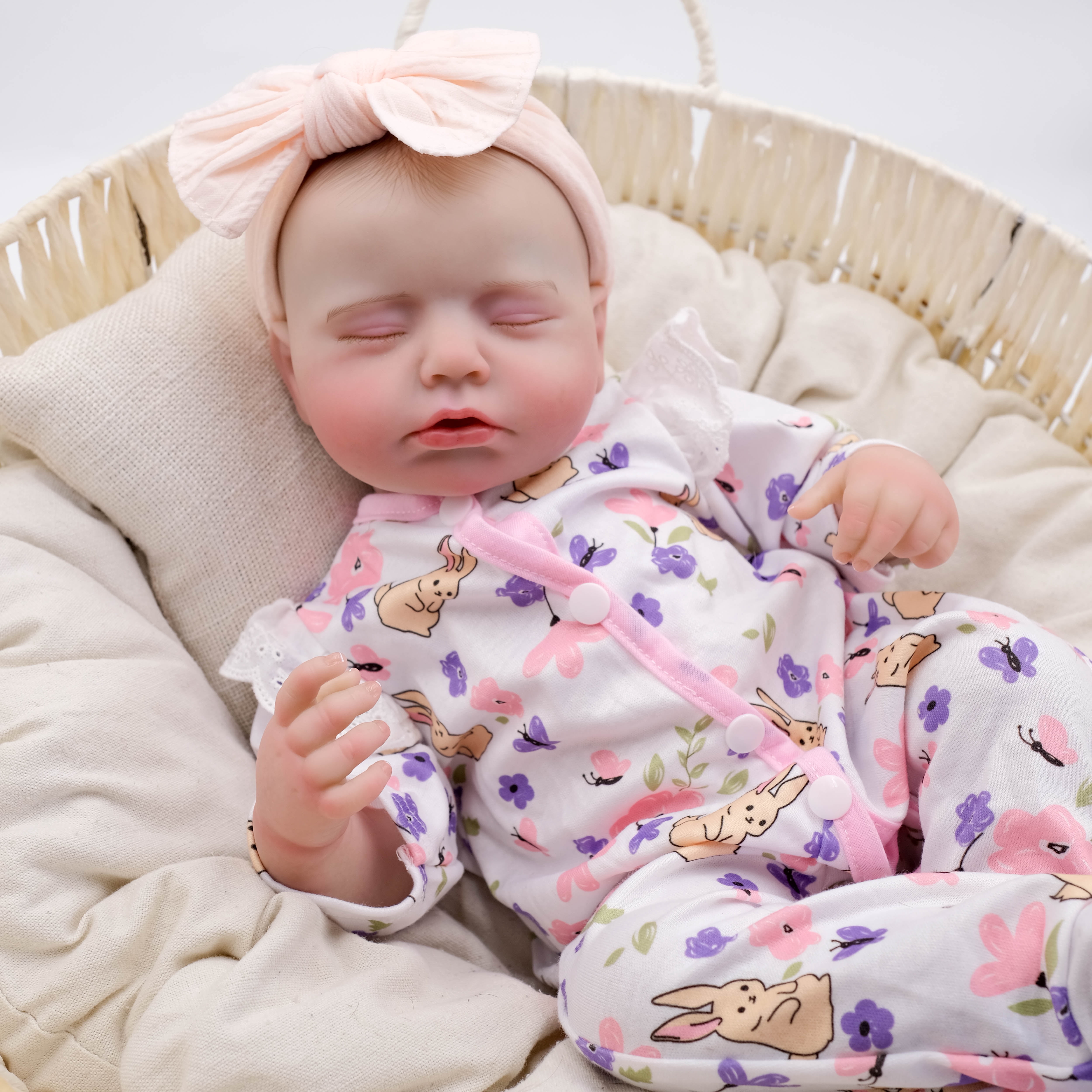 iCradle Cuddly Sleeping Lifelike Reborn Baby Dolls Girl 18 inch Lovely Realistic Newborn Babies Cloth Body Painted Hair Baby Doll with Clothes Set