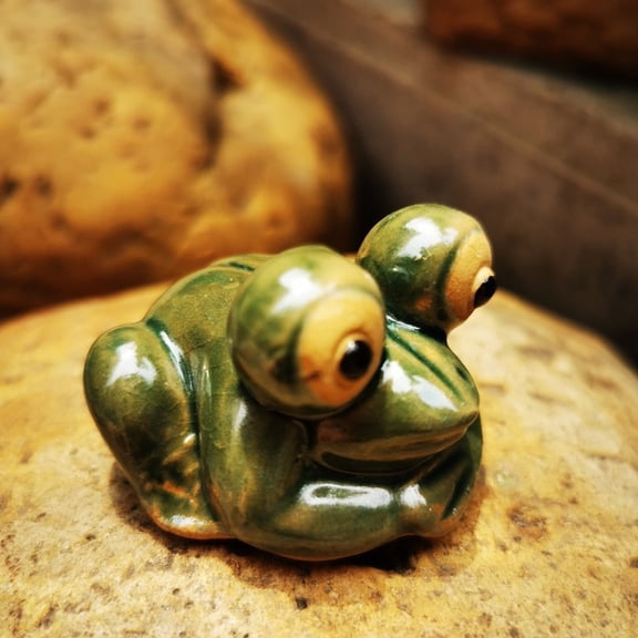 mdesiwst Ceramic Big Eyes Frog Figurine Realistic Green Frog Statue Indoor Outdoor Garden River Pond Lake Fish Tanks Animal Decoration