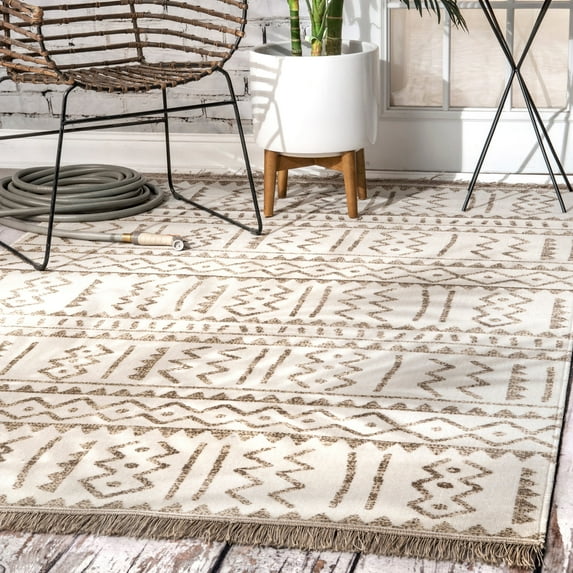 nuLOOM Gretchen Tribal Indoor/Outdoor Area Rug, 6' 7" x 9', Beige