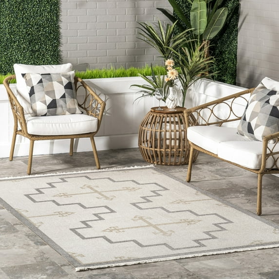 nuLOOM Isa Southwestern Indoor/Outdoor Fringe Area Rug, 4' x 6', Isa Beige