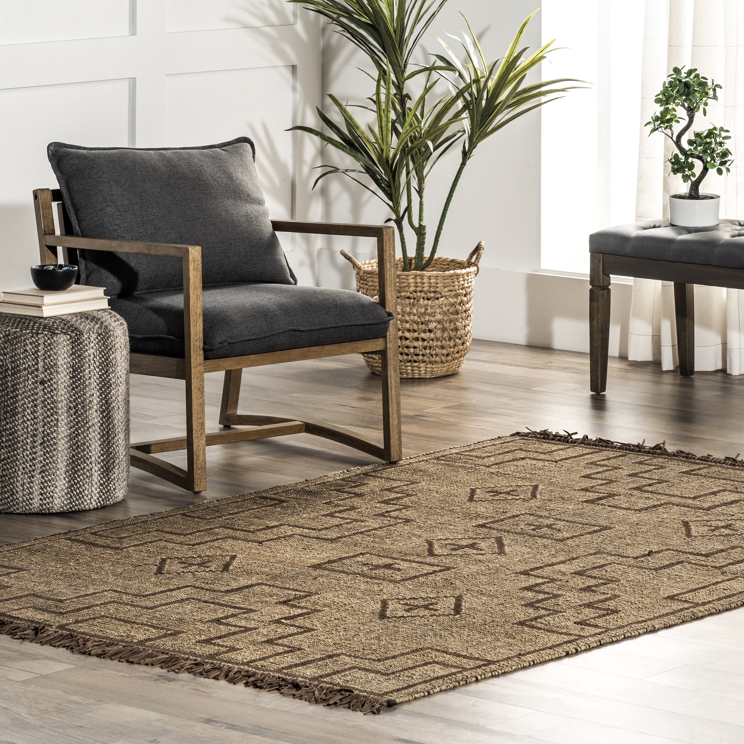 nuLOOM Maxine Handmade Jute and Leather Global Inspired Fringe Area Rug, 4' x 6', Natural